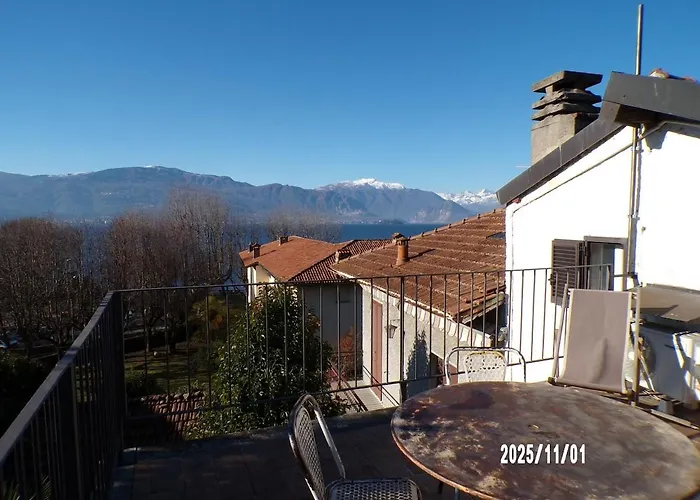 Elegant Traditional Steps From The Lake, With Garden And Panoramic Terrace Ferienhaus