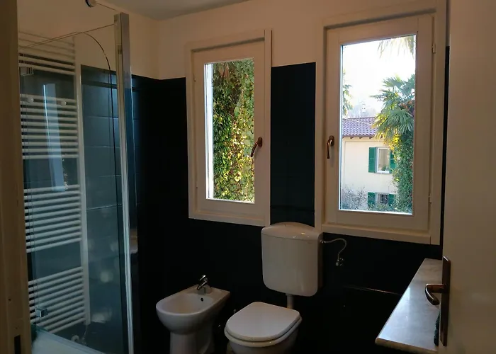 Elegant Traditional Steps From The Lake, With Garden And Panoramic Terrace Ferienhaus Cerro (Laveno-Mombello)