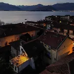 Elegant Traditional Steps From The Lake, With Garden And Panoramic Terrace Feriehus *