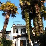 Elegant Traditional Steps From The Lake, With Garden And Panoramic Terrace Feriehus *