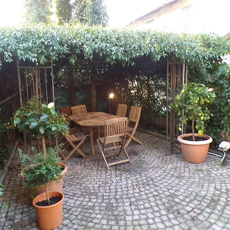 Vakantiehuis Elegant Traditional Steps From The Lake, With Garden And Panoramic Terrace