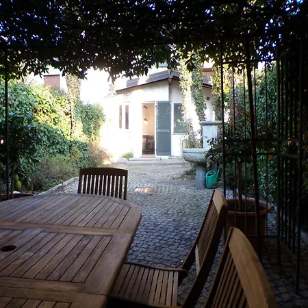Vakantiehuis Elegant Traditional Steps From The Lake, With Garden And Panoramic Terrace