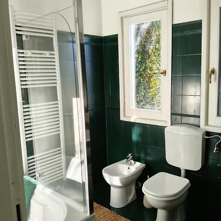 Vakantiehuis Elegant Traditional Steps From The Lake, With Garden And Panoramic Terrace