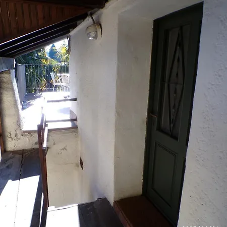 Дом отдыха Elegant Traditional Steps From The Lake, With Garden And Panoramic Terrace Cerro (Laveno-Mombello)