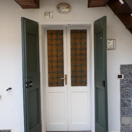 Vakantiehuis Elegant Traditional Steps From The Lake, With Garden And Panoramic Terrace