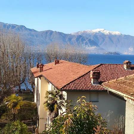 Vakantiehuis Elegant Traditional Steps From The Lake, With Garden And Panoramic Terrace