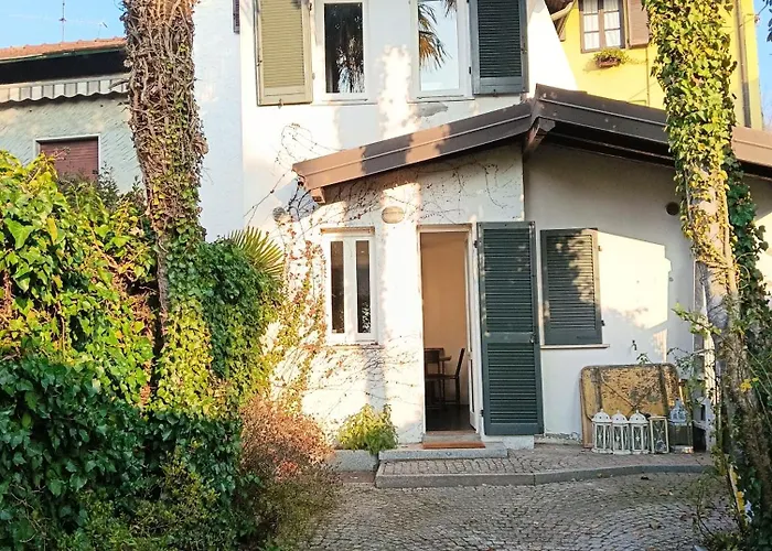 Elegant Traditional Steps From The Lake, With Garden And Panoramic Terrace Holiday home