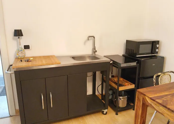 Elegant Traditional Steps From The Lake, With Garden And Panoramic Terrace Feriehus *