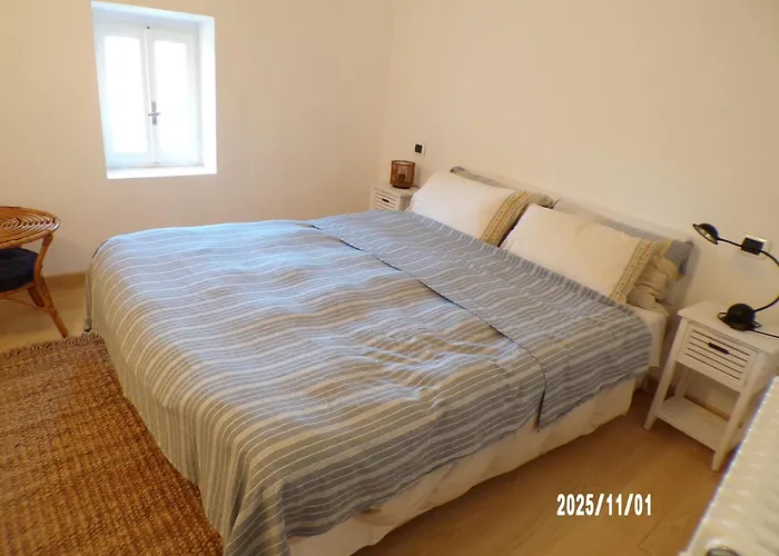 Elegant Traditional Steps From The Lake, With Garden And Panoramic Terrace Feriehus *