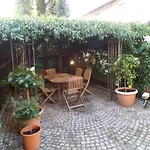 Сasa de vacaciones Elegant Traditional Steps From The Lake, With Garden And Panoramic Terrace